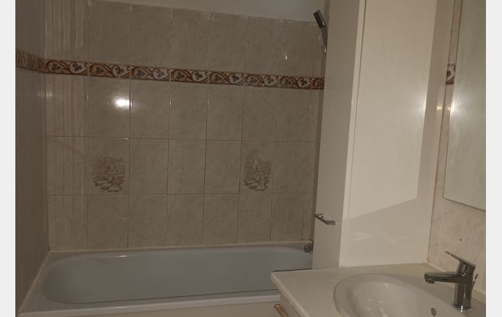 3 Pièces NIMES (30900)  64 m2 651 € 