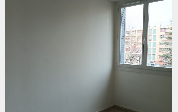 3 Pièces NIMES (30900)  64 m2 651 € 
