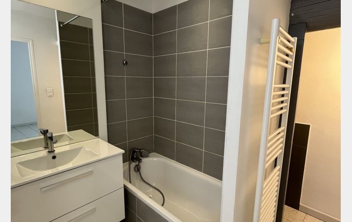 2 Pièces NIMES (30900)  47 m2 571 € 