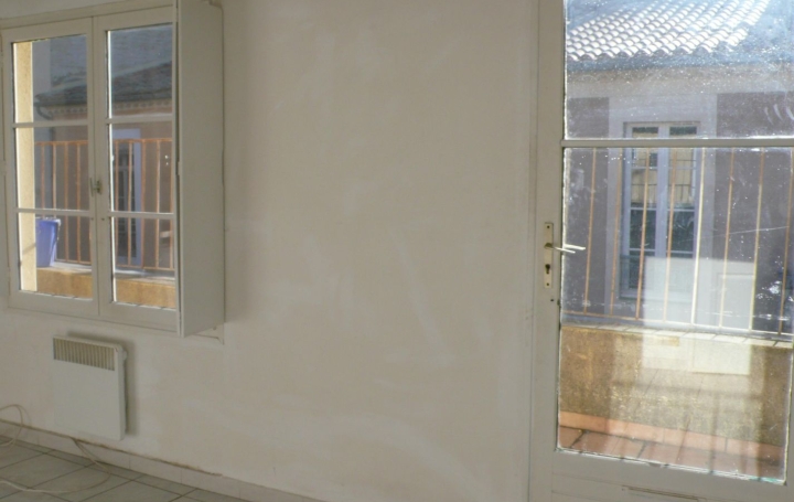 Studio NIMES (30900)  20 m2 407 € 