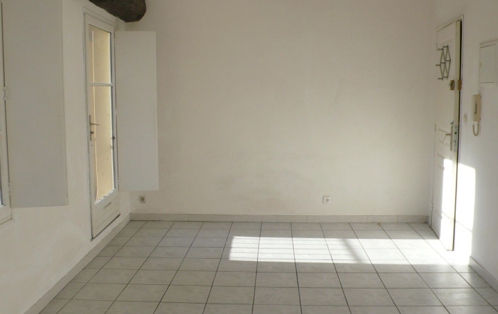 Studio NIMES (30900)  20 m2 407 € 