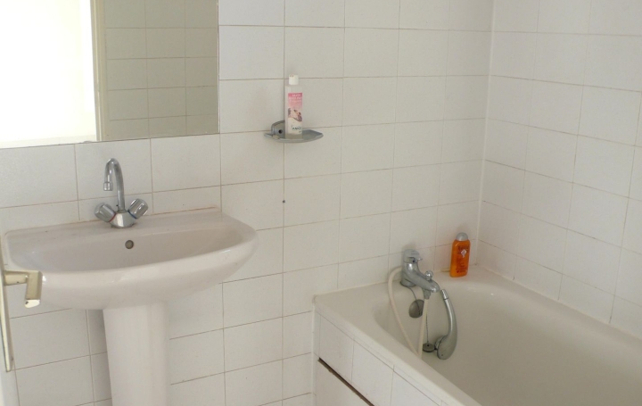 Studio NIMES (30900)  20 m2 407 € 