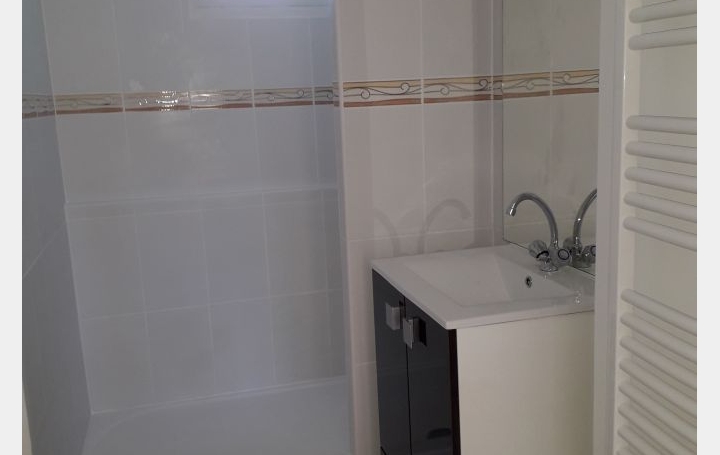 3 Pièces NIMES (30900)  62 m2 661 € 