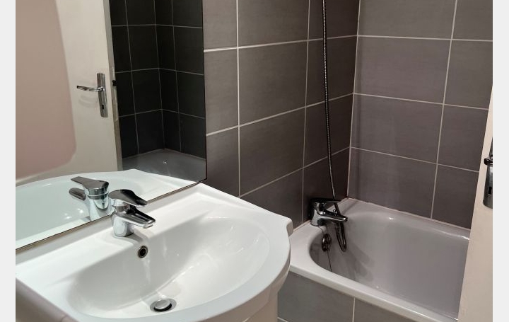 Studio NIMES (30900)  24 m2 395 € 
