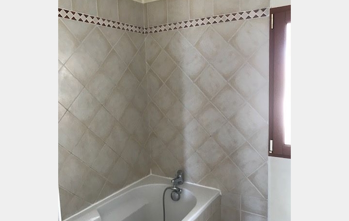 Maison MILHAUD (30540)  50 m2 852 € 