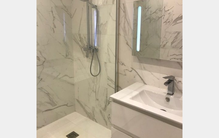 4 Pièces NIMES (30000)  92 m2 1 101 € 