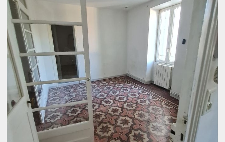 1 Pièce NIMES (30900)  37 m2 385 € 