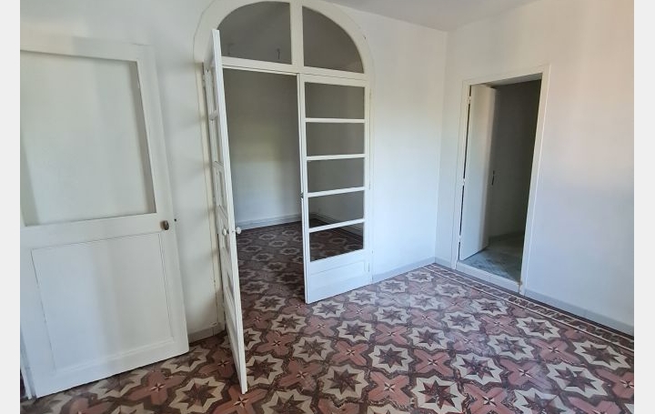 1 Pièce NIMES (30900)  37 m2 385 € 