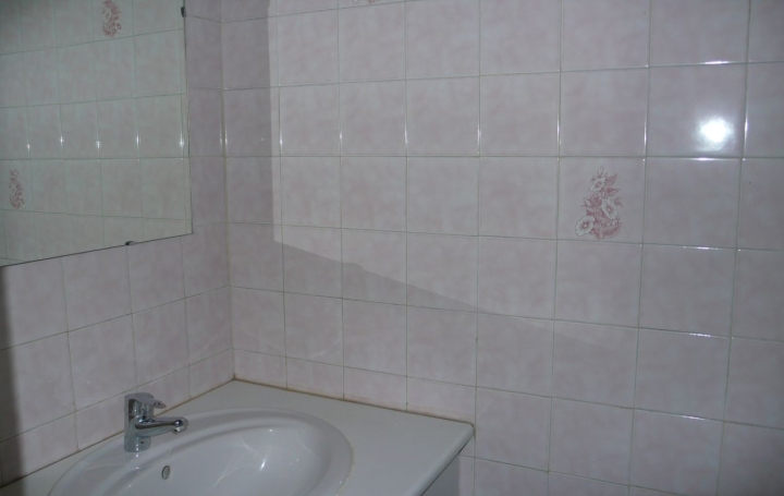 1 Pièce NIMES (30900)  37 m2 385 € 