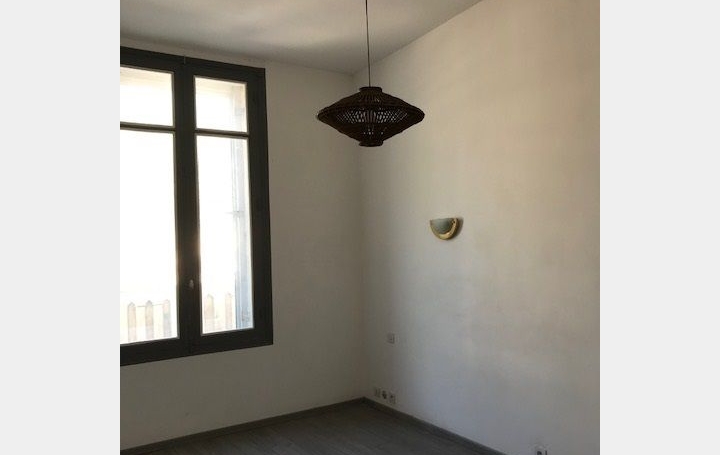 Local commercial NIMES (30900)  45 m2 803 € 