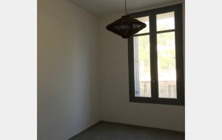 Local commercial NIMES (30900)  45 m2 803 € 