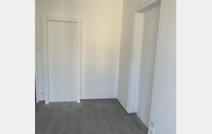 Local commercial NIMES (30900)  45 m2 803 € 