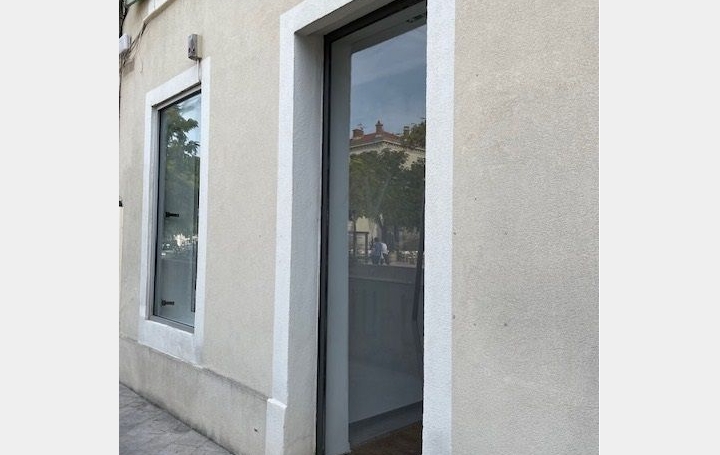 Local commercial NIMES (30900)  45 m2 803 € 