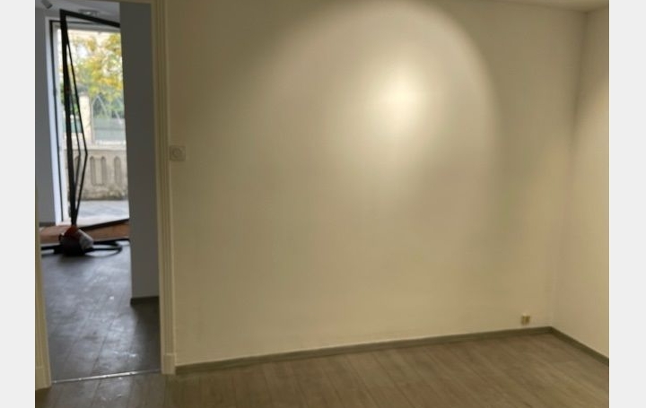 Local commercial NIMES (30900)  45 m2 803 € 