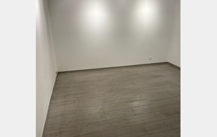 Local commercial NIMES (30900)  45 m2 803 € 