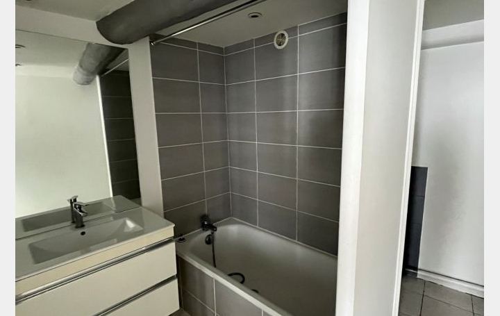 3 Pièces NIMES (30900)  51 m2 585 € 
