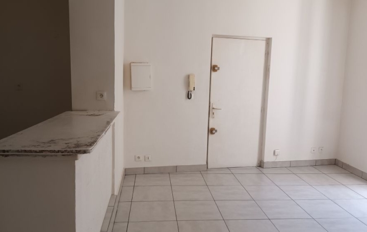 2 Pièces NIMES (30900)  32 m2 517 € 