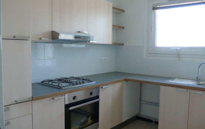3 Pièces NIMES (30900)  67 m2 739 € 