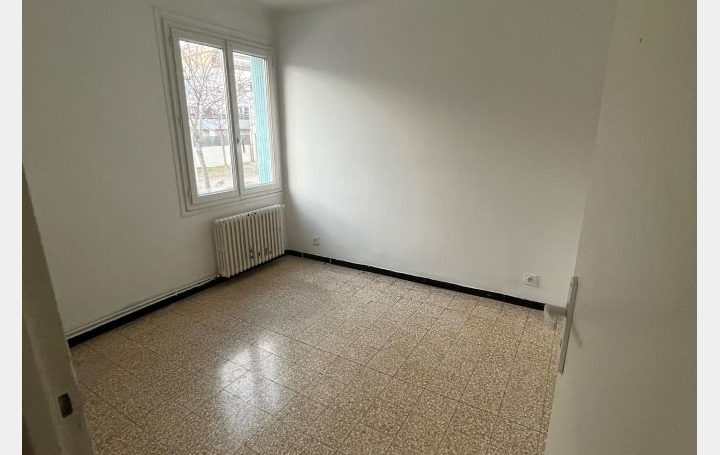 3 Pièces NIMES (30900)  67 m2 739 € 