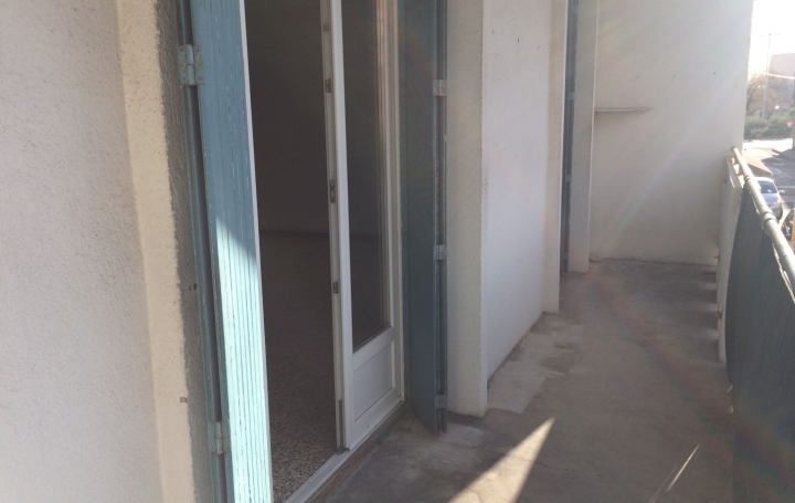 3 Pièces NIMES (30900)  67 m2 739 € 