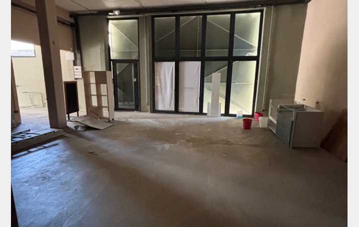 Local commercial NIMES (30900)  276 m2 2 500 € 