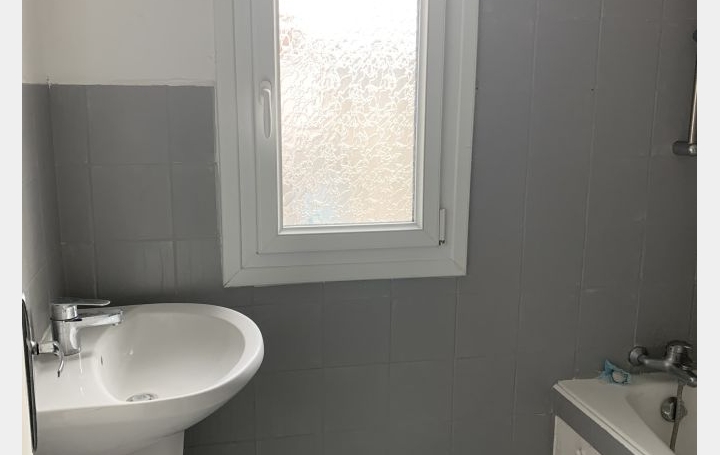 3 Pièces NIMES (30000)  53 m2 609 € 