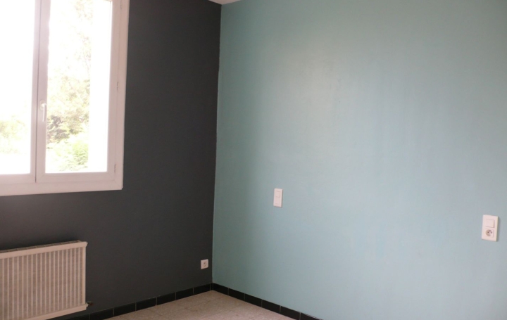 3 Pièces NIMES (30900)  67 m2 741 € 