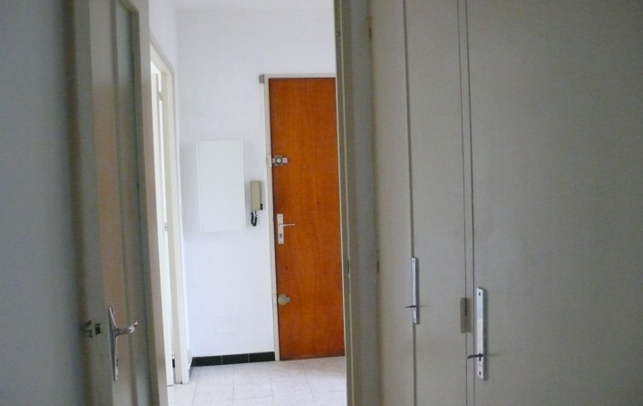 3 Pièces NIMES (30900)  67 m2 741 € 