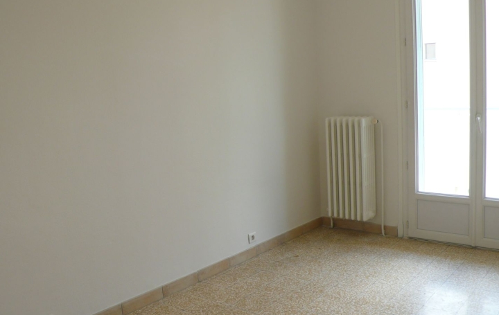 3 Pièces NIMES (30900)  60 m2 703 € 