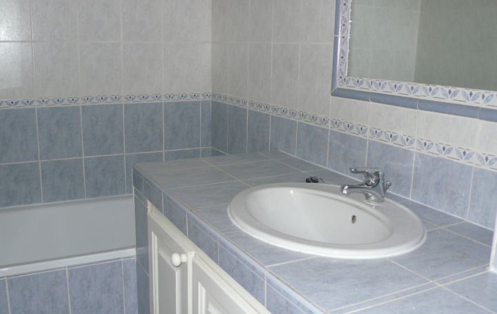 3 Pièces NIMES (30900)  60 m2 703 € 