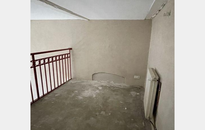 Local commercial THIERS (63300)  42 m2 350 € 