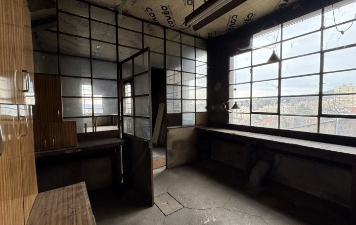 Local d'activité THIERS (63300)  64 m2 195 € 