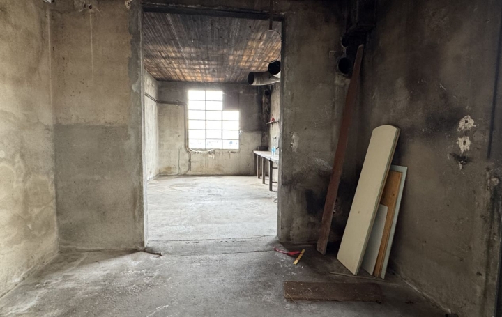 Local d'activité THIERS (63300)  64 m2 195 € 