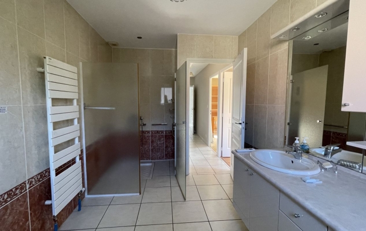 Maison THIERS (63300)  181 m2 1 090 € 