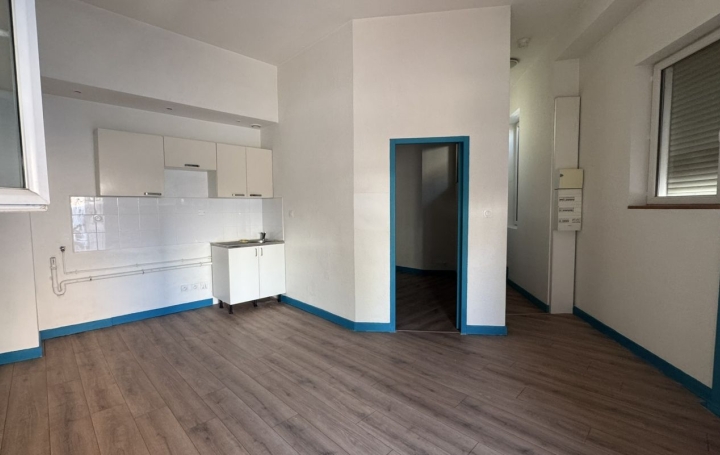 Studio VICHY (03200)  32 m2 300 € 