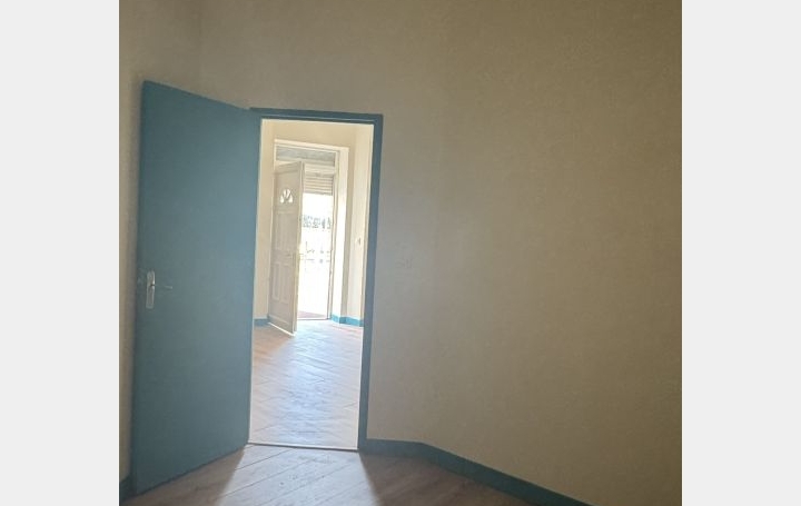 Studio VICHY (03200)  32 m2 300 € 
