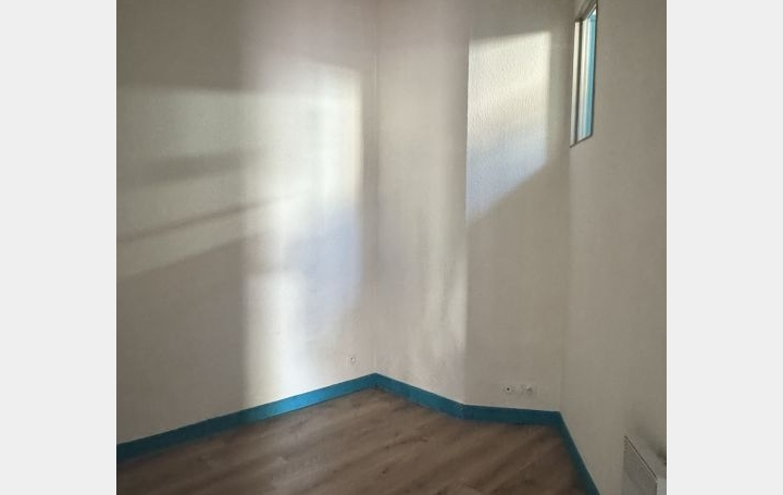 Studio VICHY (03200)  32 m2 300 € 