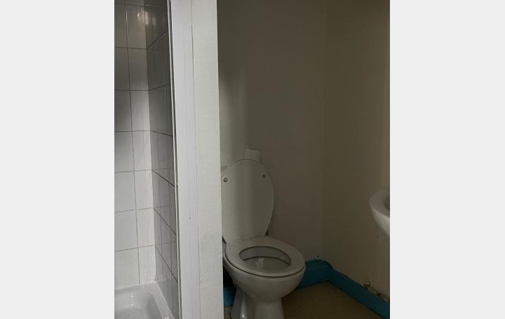 Studio VICHY (03200)  32 m2 300 € 