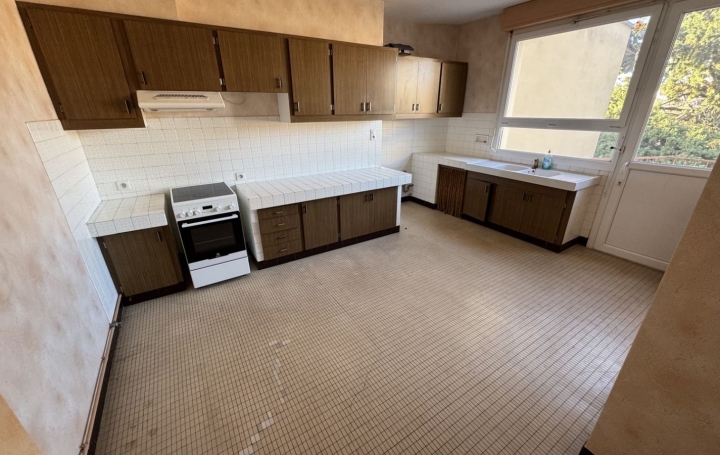 6 Pièces ALBI (81000)  205 m2 990 € 