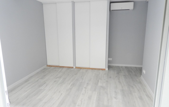 Local commercial REALMONT (81120)  24 m2 270 € 