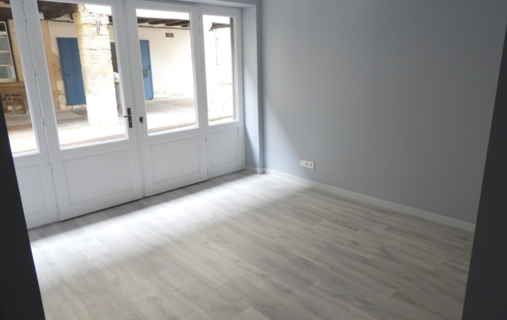 Local commercial REALMONT (81120)  24 m2 270 € 