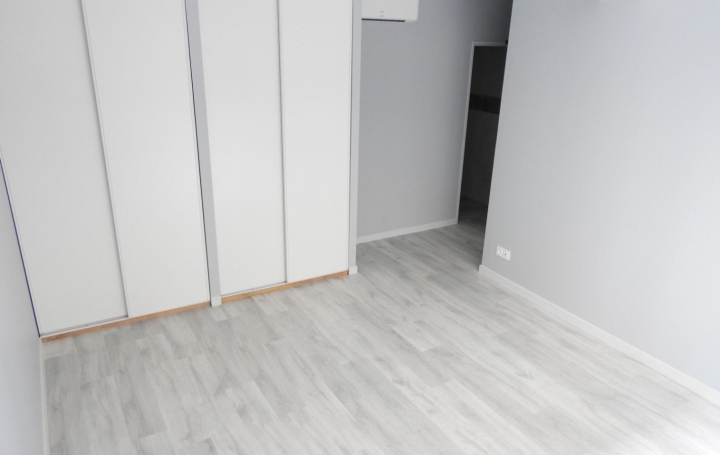 Local commercial REALMONT (81120)  24 m2 270 € 