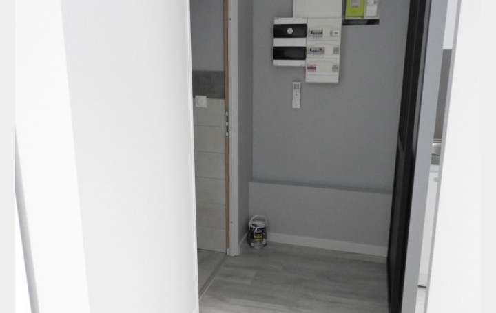 Local commercial REALMONT (81120)  24 m2 270 € 