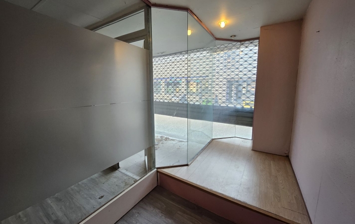 Local commercial BAGNOLS-SUR-CEZE (30200)  51 m2 75 000 € 