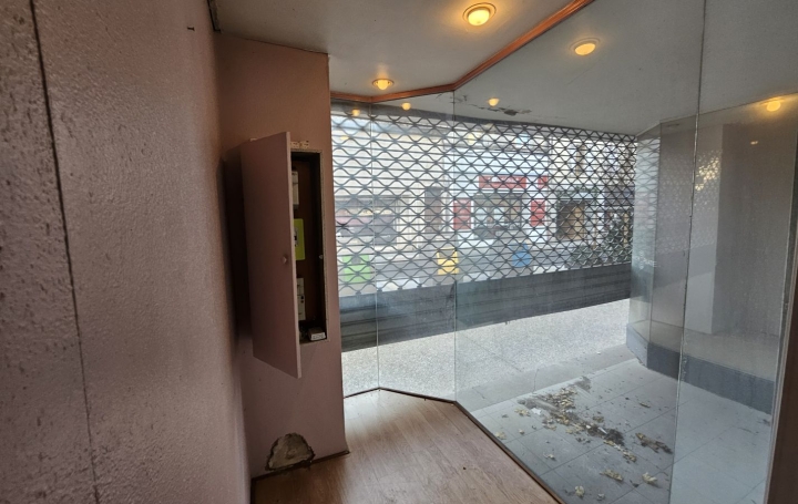 Local commercial BAGNOLS-SUR-CEZE (30200)  51 m2 75 000 € 