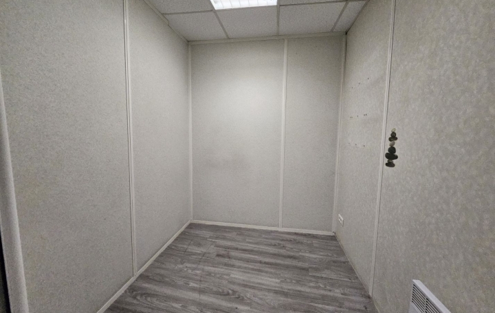 Local commercial BAGNOLS-SUR-CEZE (30200)  51 m2 75 000 € 