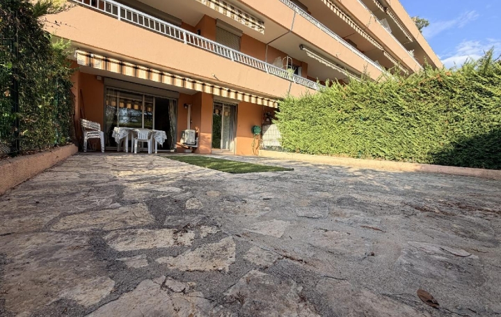 3 Pièces GRASSE (06130)  82 m2 1 650 € 