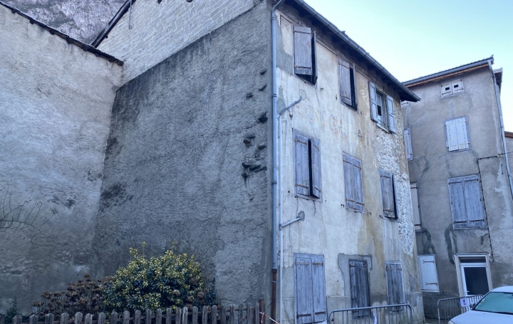 Maison VICDESSOS (09220)  334 m2 33 000 € 