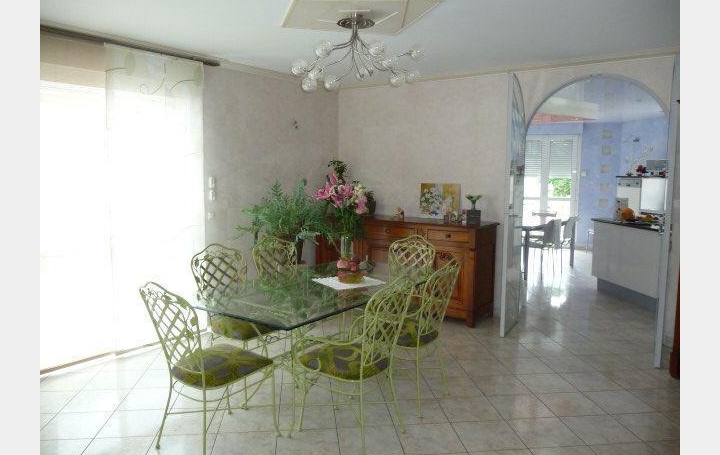 7 Pièces VILLAINES-LA-JUHEL (53700)  235 m2 750 € 