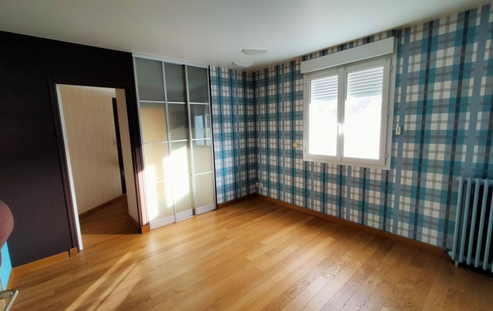 7 Pièces VILLAINES-LA-JUHEL (53700)  235 m2 750 € 